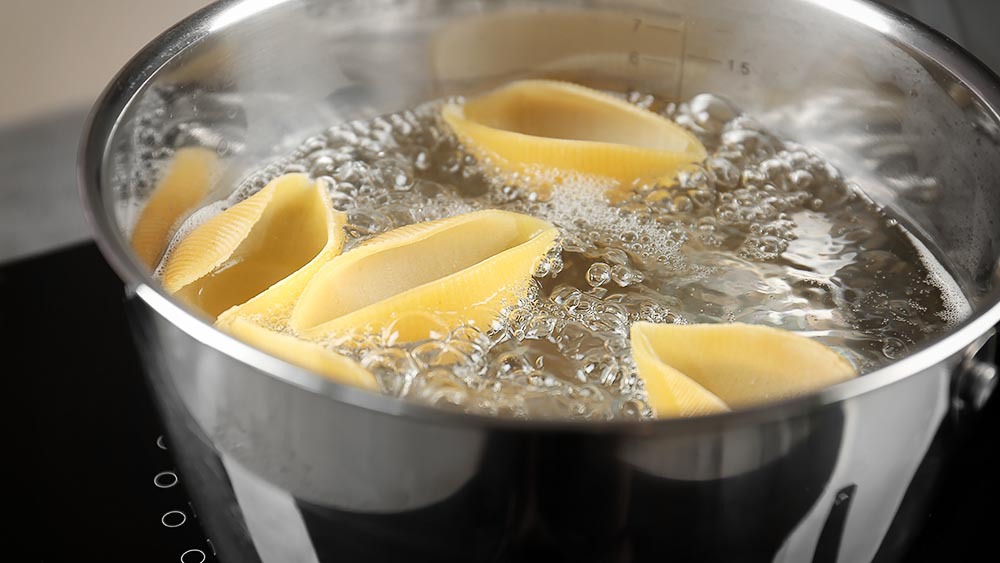 Limón en agua hirviendo para añadir un aroma afrutado en casa