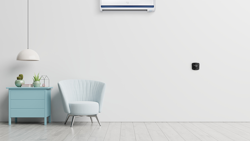 Aire acondicionado mini-split en la casa calentado por radiador.  Cielo breez se instala para mantener la temperatura ambiente ideal